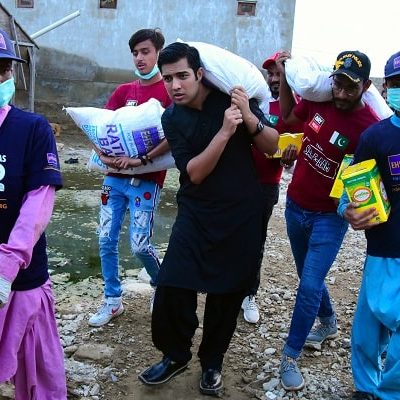 Syed Iqrar ul Hassan distributing Rations to flood victims Syed Iqrar ul Hassan distributing Rations to flood victims